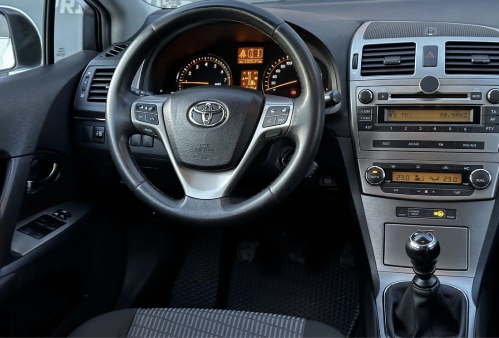 Toyota Avensis 1.8 бензин 2011 р