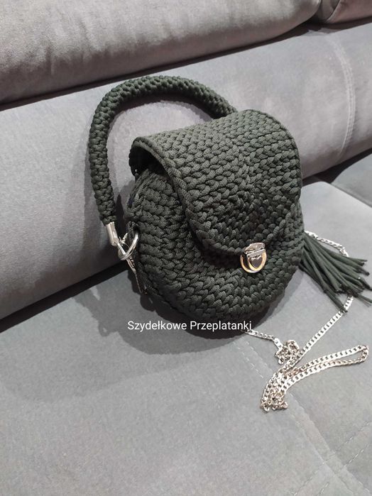 Torebka wykonana ze sznurka poliestrowego płaskiego na szydełku