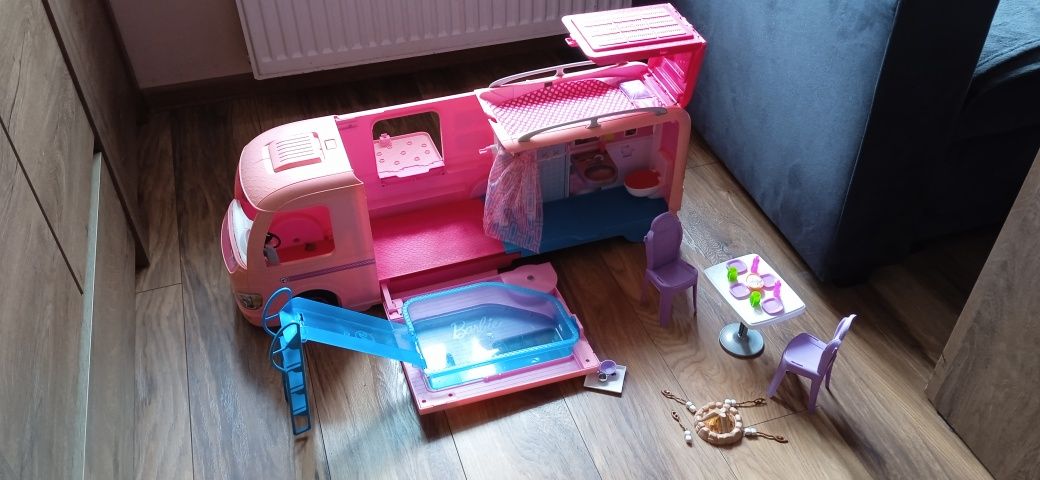 Kamper Barbie z basenem XL i akcesoriami stolik ognisko