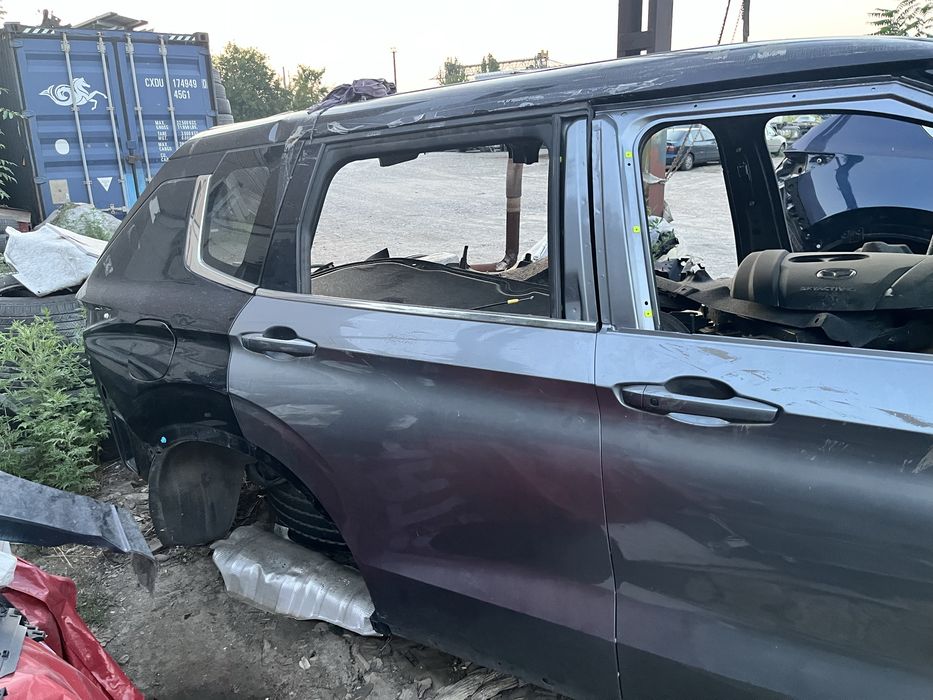 Митсубиси Mitsubishi outlander 2022 передні ліві  двері