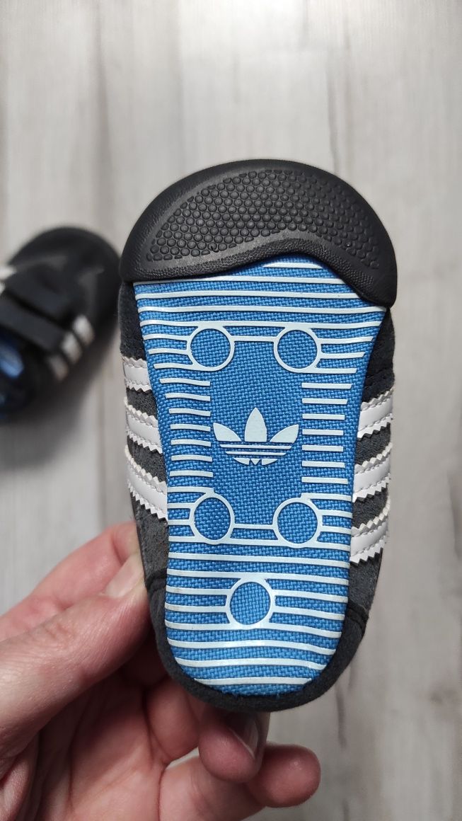 Buty/ buciki niemowlęce firmy Adidas rozmiar 12-18 miesięcy