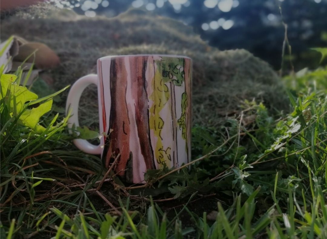 Kubek o motywie leśnym
