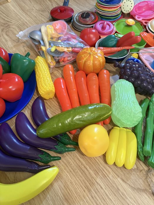 Дитячі іграшки, овочі фрукти посуд
