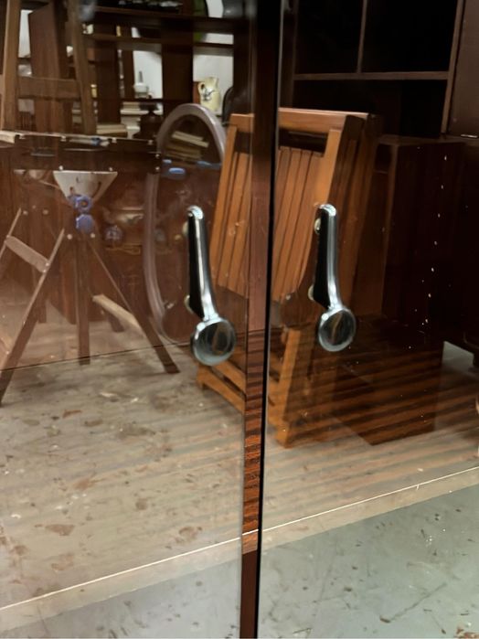 Armário vitrine.