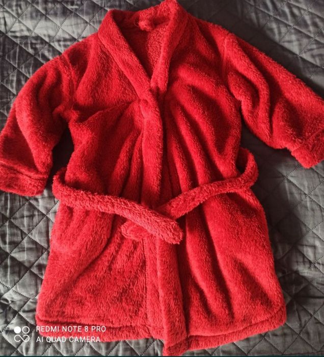 Czerwony mięciutki szlafrok dzieciecy