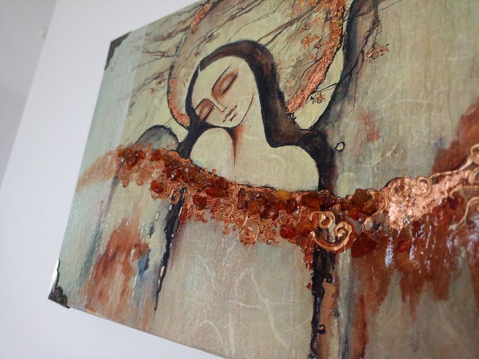 Anioł na desce z bursztynami