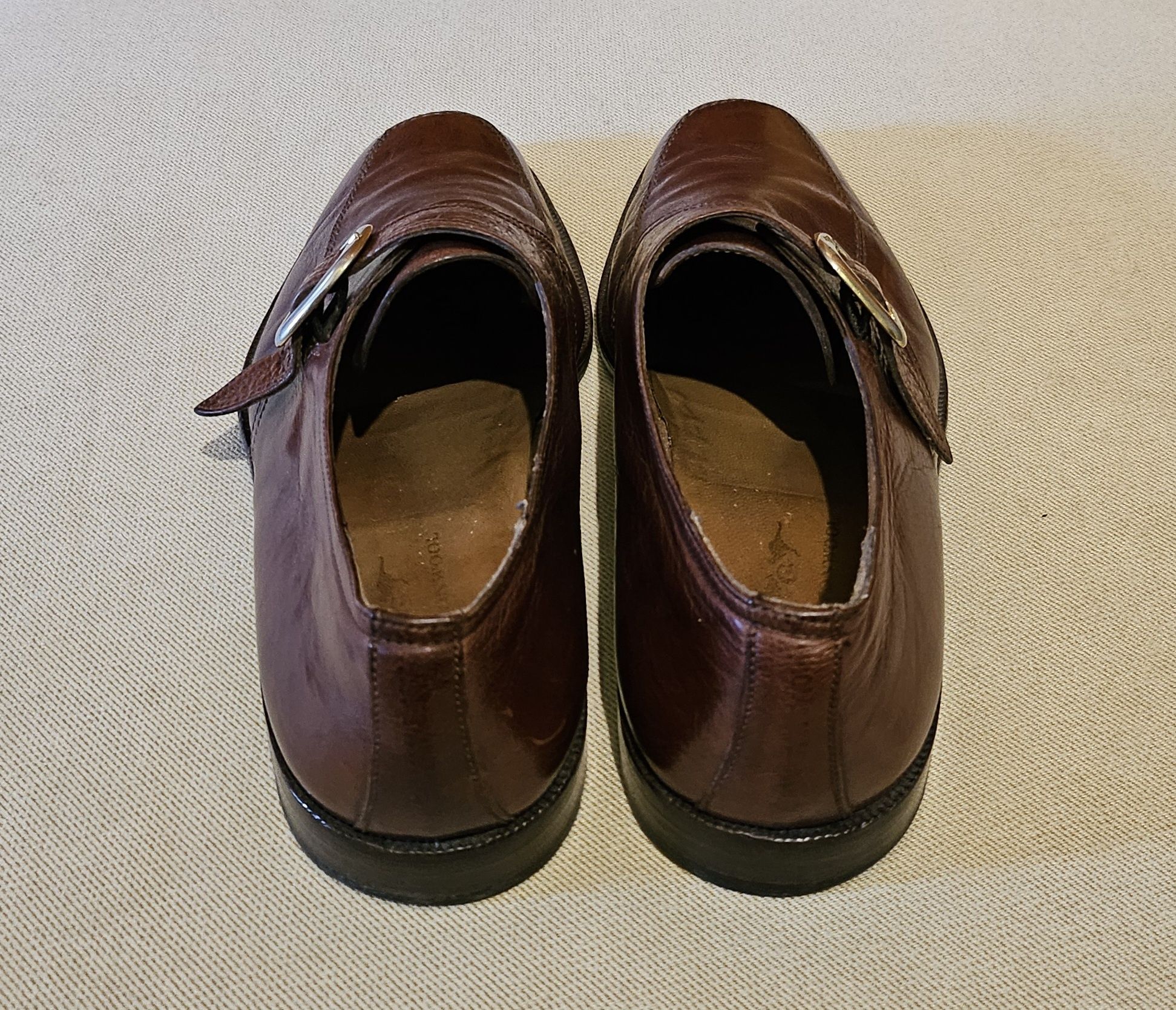 Sapatos de fivela castanhos
