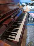 Piano antigo com móvel e banco