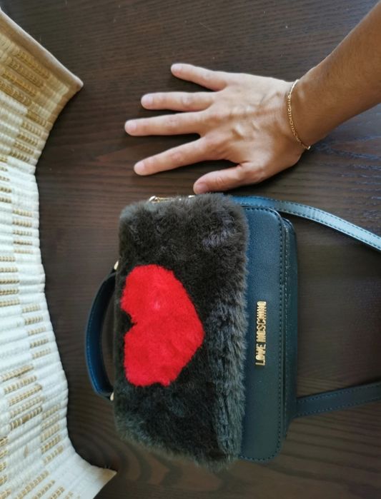 Mala Moschino tiracolo ou mala de mão