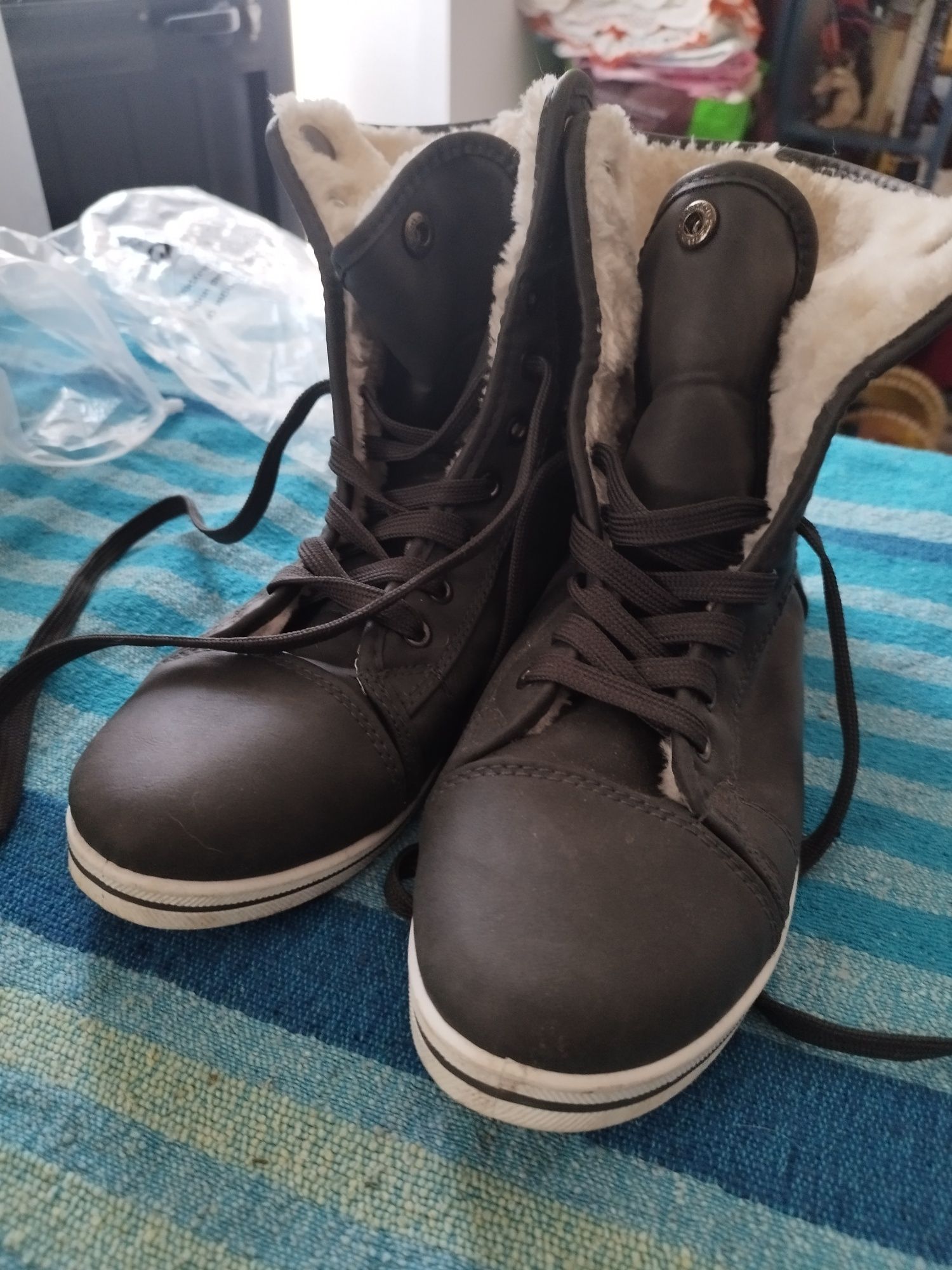 SALDOS Botas número 42/ 20 euros os 2 pares