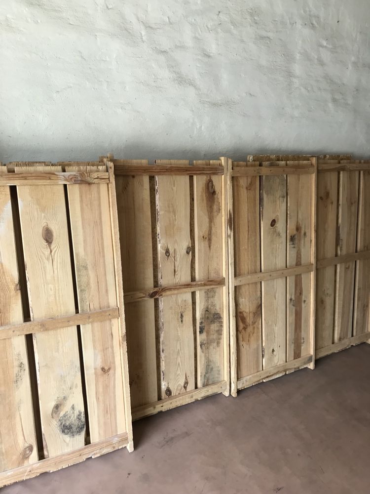 Продам дерев‘яний стелаж,б/в,розбірний,ціна: 2000 грн.