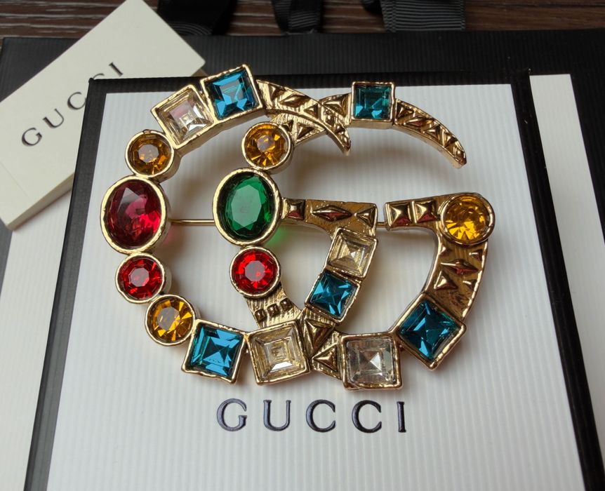 Broszka Gucci złota z kolorowymi kamieniami