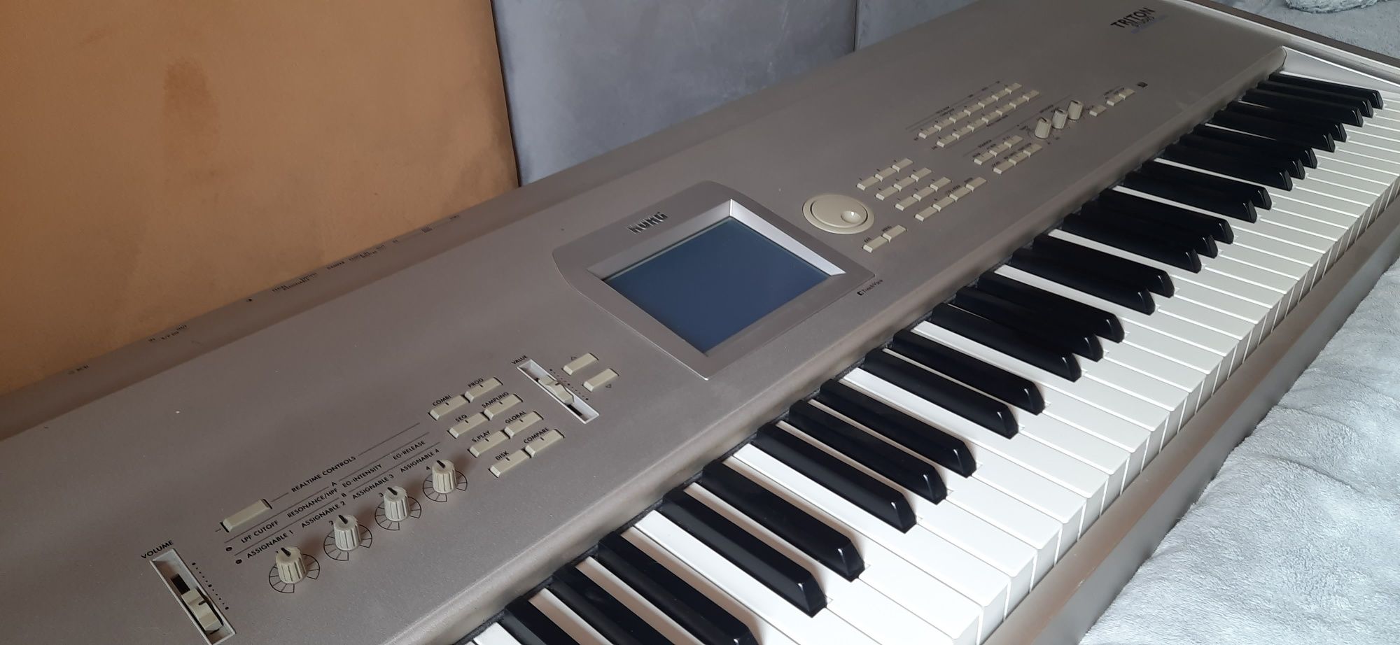 Keyboard, Korg Triton Studio Music Workstation / Sample