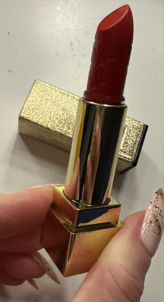 Elegancka szminka w kolorze czerwonym oryginalna YSL