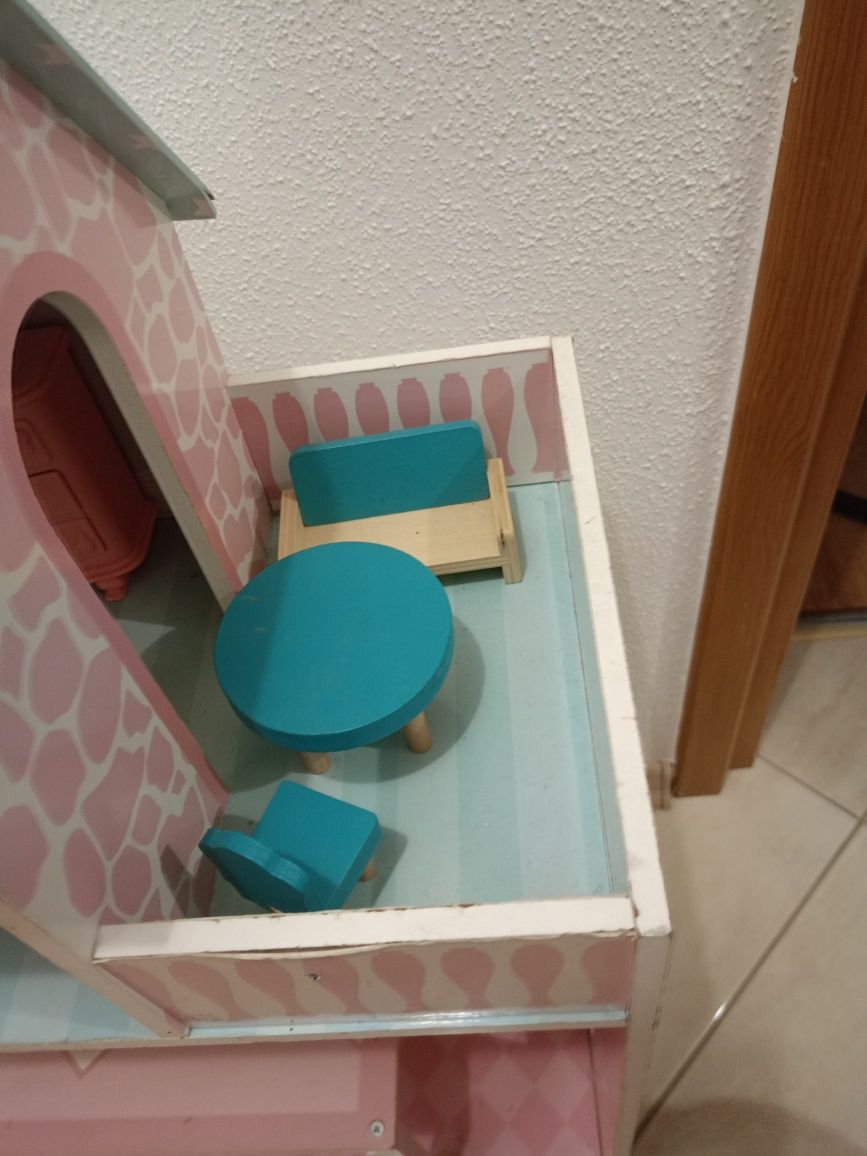 Domek dla lalek drewniany z wyposażeniem