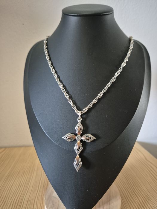 Fio  em prata de lei com cruz preta ouro