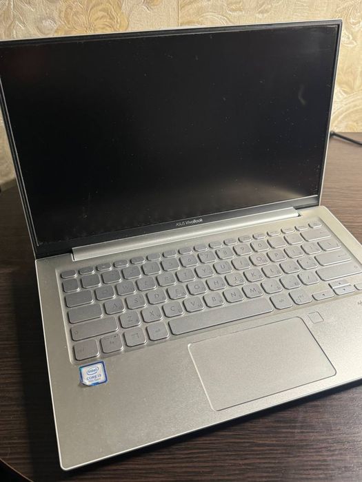 Asus VivoBook S330F — стильний і потужний ноутбук для роботи
