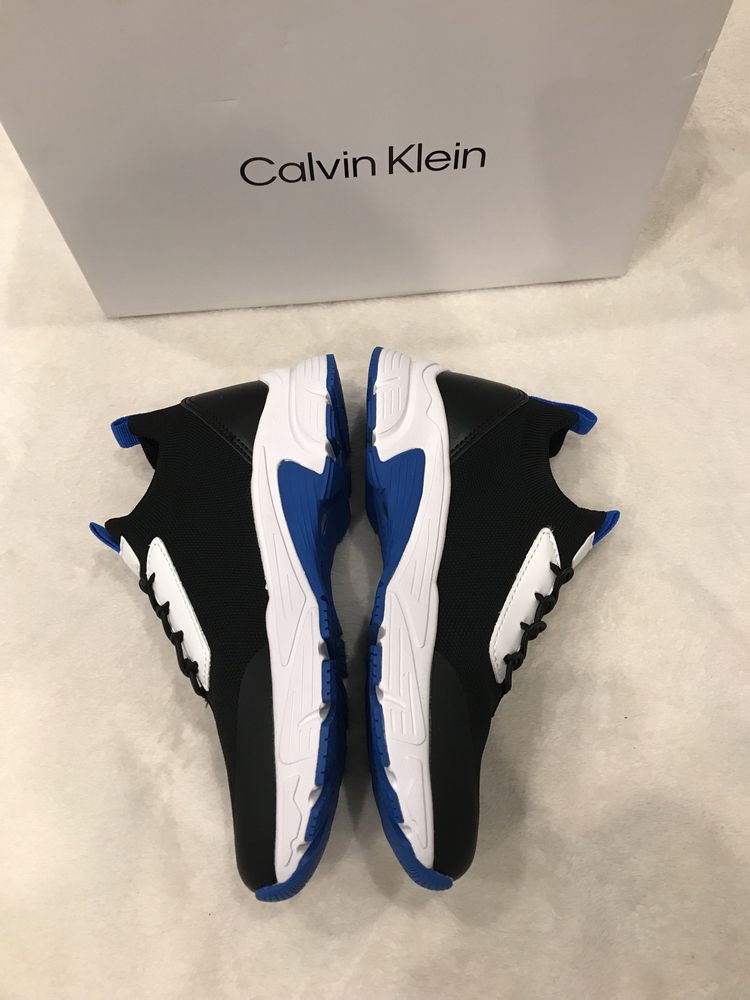 Продам женские спортивные кроссовки Calvin Klein