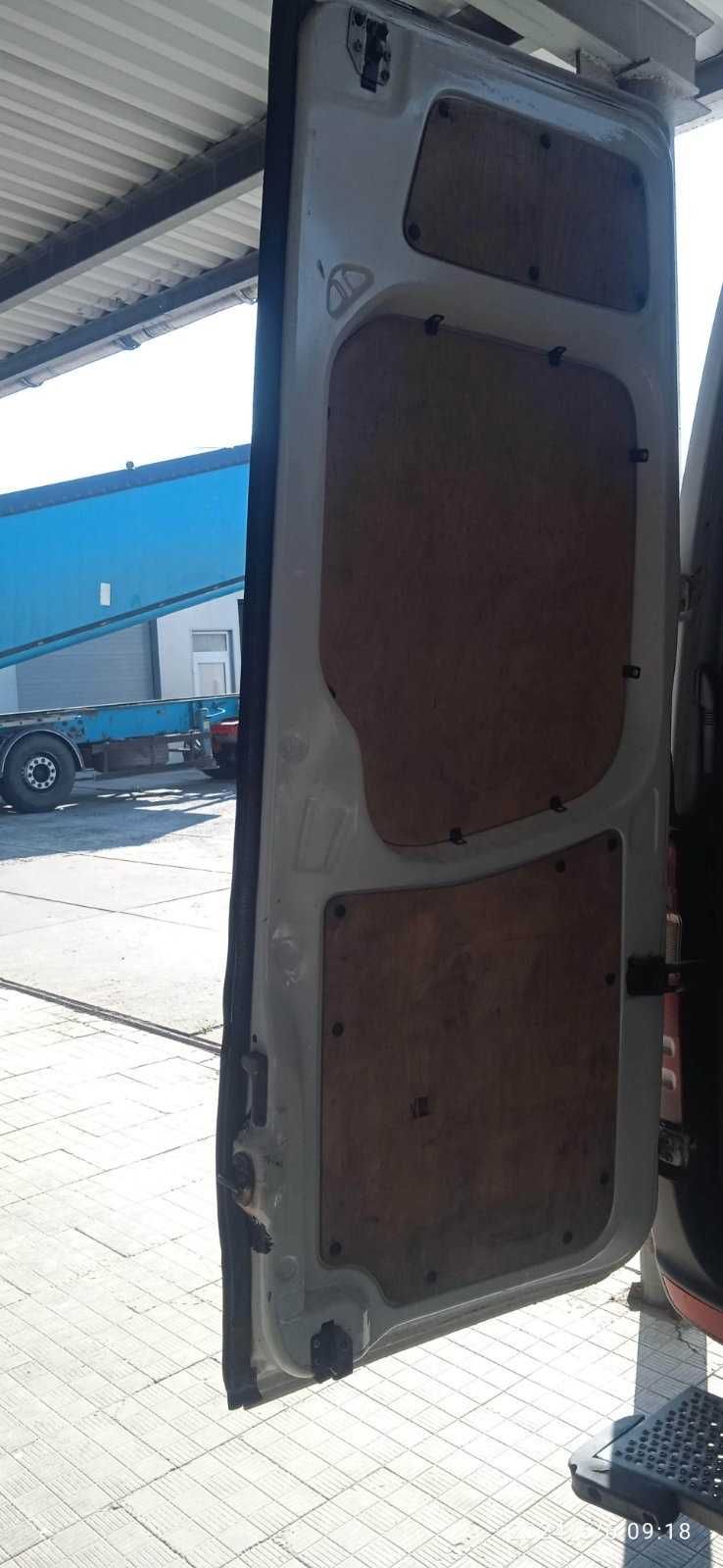 Двери задние Mercedes Sprinter 906 (стекловолокно)