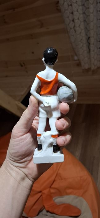 Статуэтка «Юный вратарь», скульптор Венкова И. А., фарфор ЛФЗ, 1960-е,