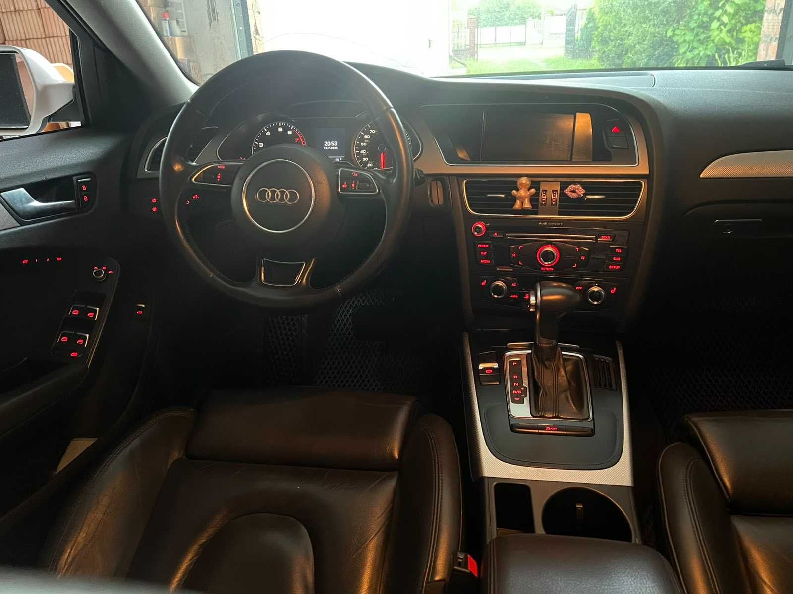 AUDI A-4 2012 р, S- Line 2,0 т. бензин