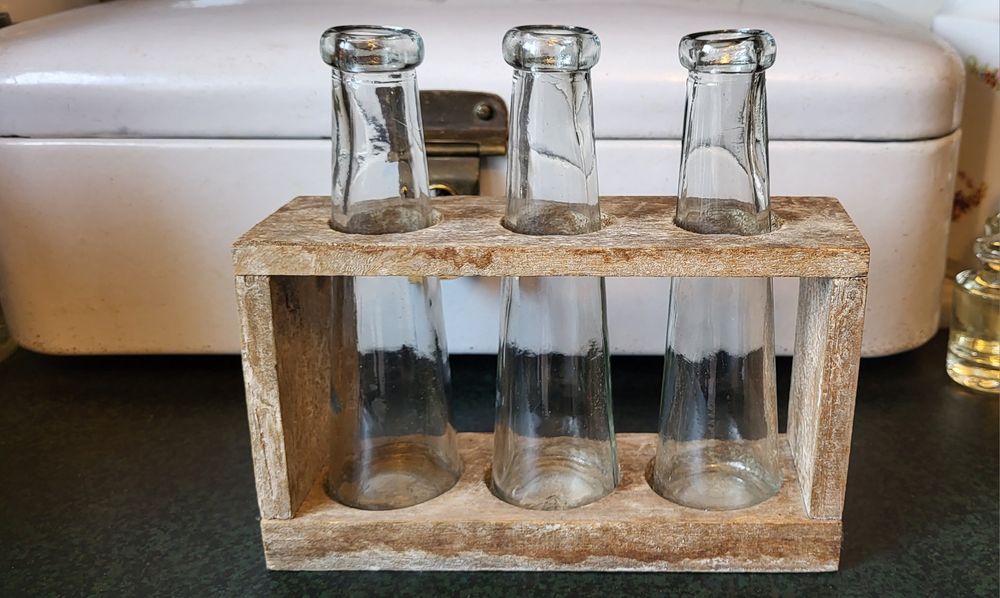 Wazon na drewnianym stojaku hydroponiczny shabby chic