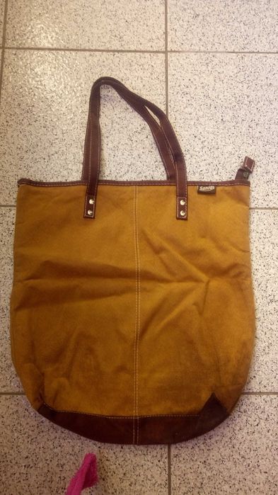 Várias carteiras / malas