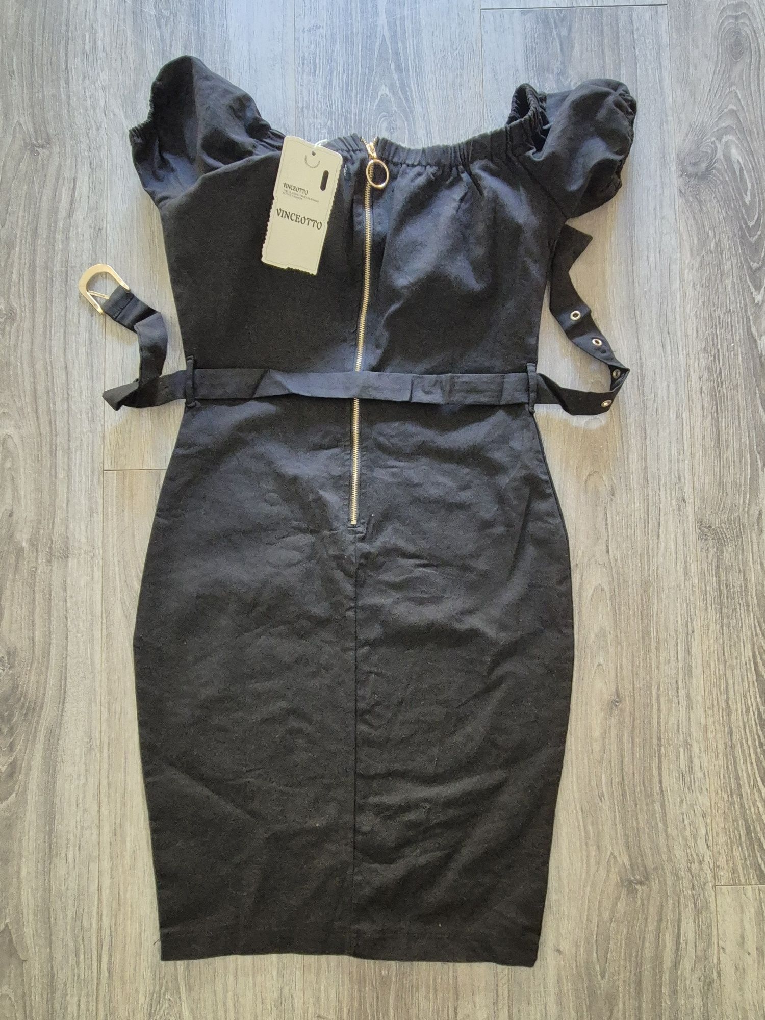 Vestido Preto Justo com Cinto

Tem dois pequenos bolsos no peito
Fecho