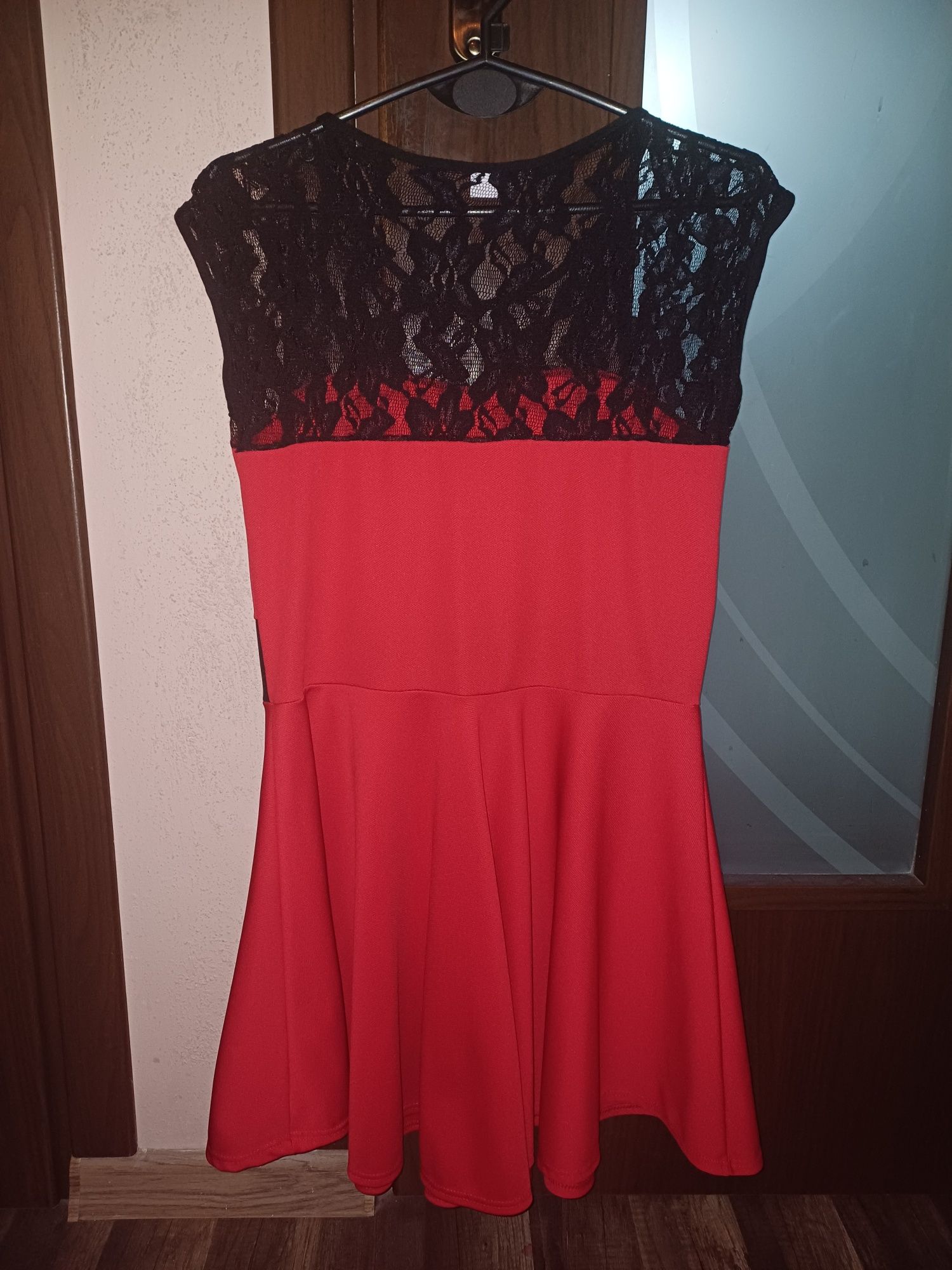 Sukienka bez rękawów z koronką 42 (XL)