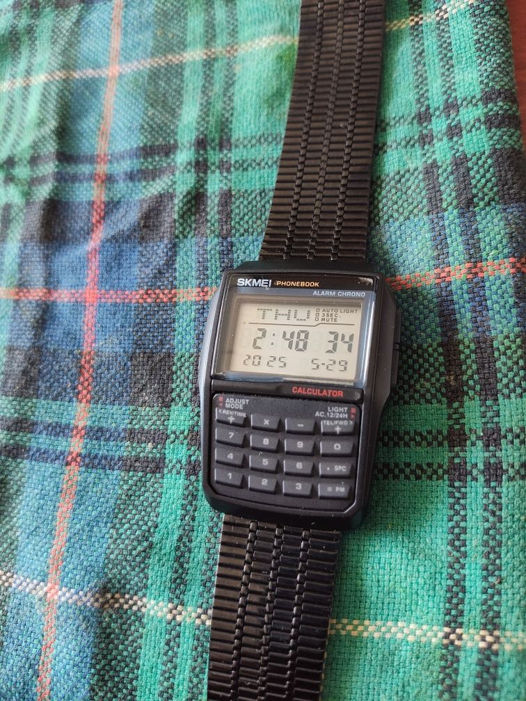 Zegarek z kalkulatorem i bankiem numerów.