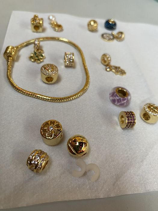 Bransoletka pozłacana z zawieszkami