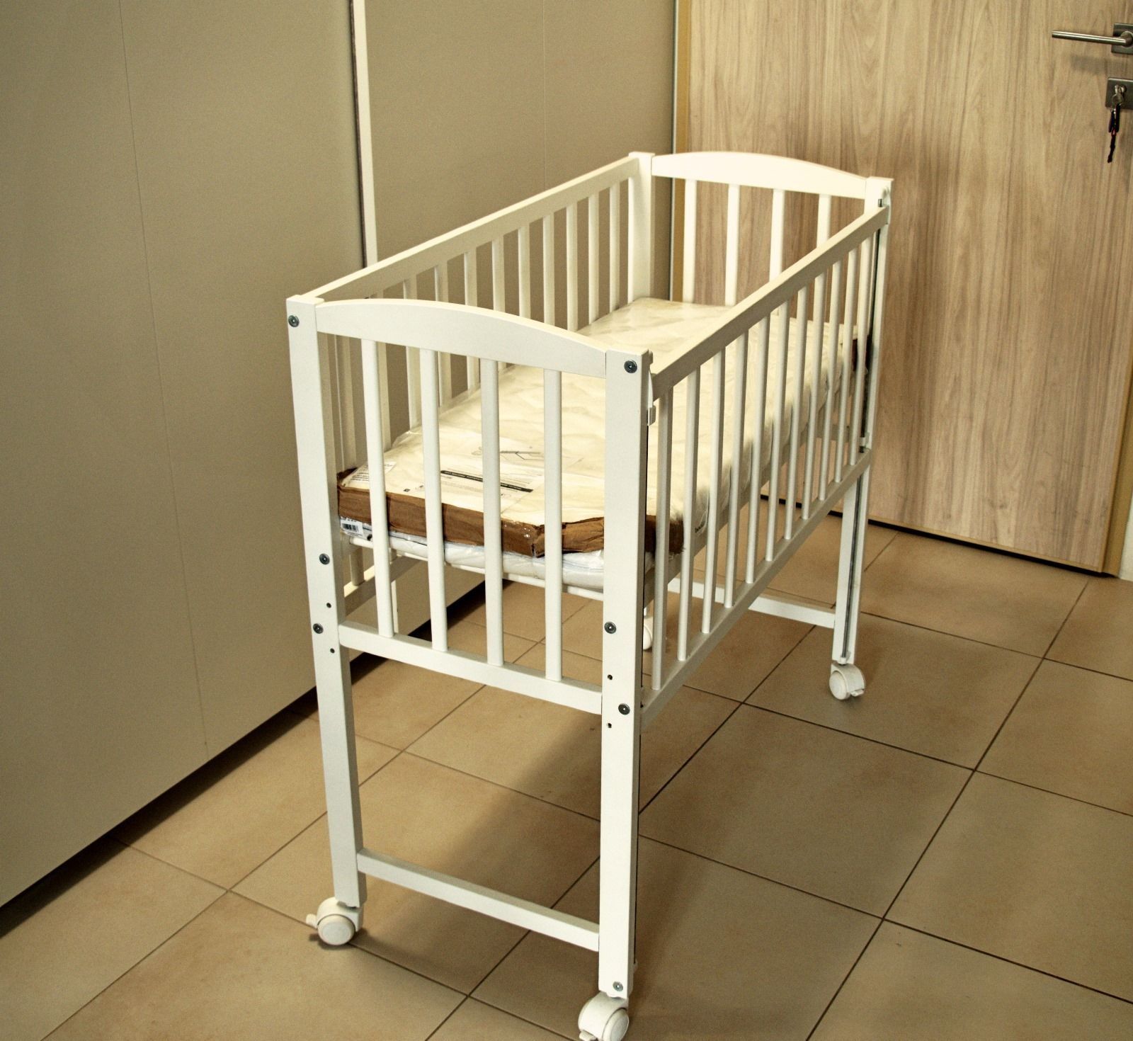Łóżeczko dostawne / mini łóżeczko. plus materac