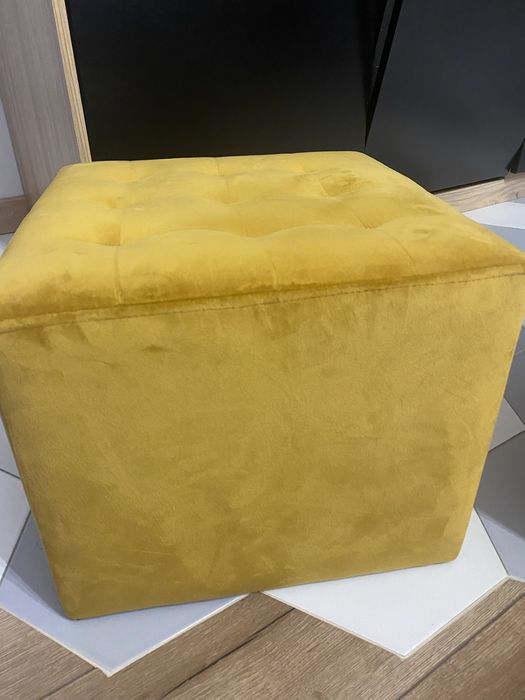 Pufy welurowe w kolorze musztardowym