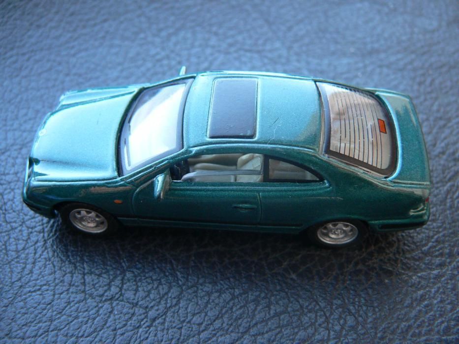 3 carrinhos em metal