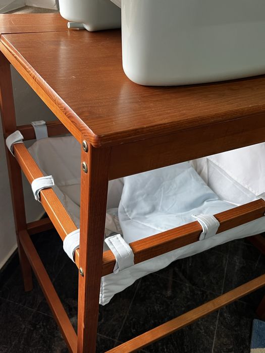 Banheira para bebe, com respetivo apoio em Madeira