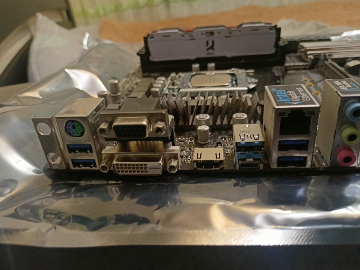 Продам Intel core i5 8600k + asrock z390 +16 гб оперативной памяти