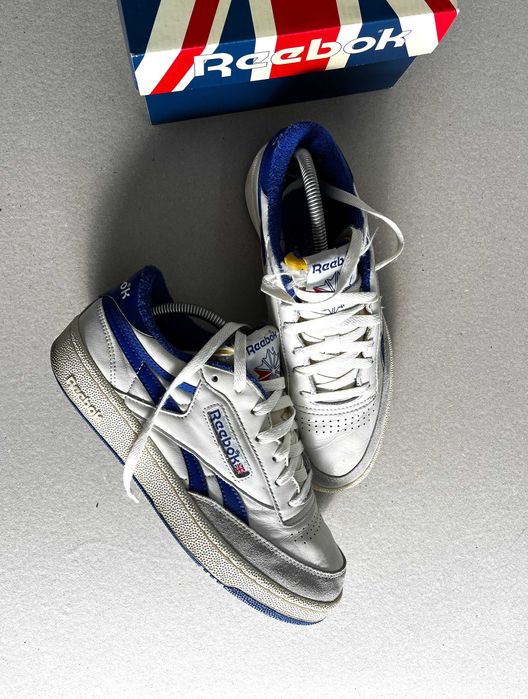 Sapatilhas Reebok modelo clássico.