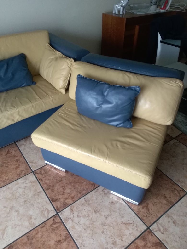 URGENTE Sofá em pele com 2,25m e chaise long de 90cm