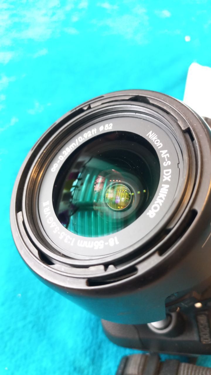 Дзеркальний фотоапарат Nikon D5200 з об'єктивом 18-55 мм. VR