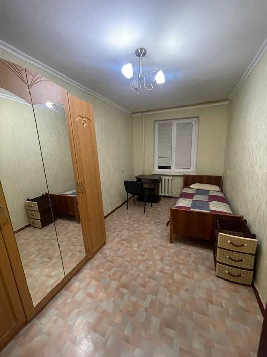 здається кімната без проживання хазяїв в квартирі,метро Лісова