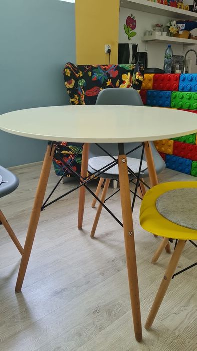 Okrągłe białe stoły