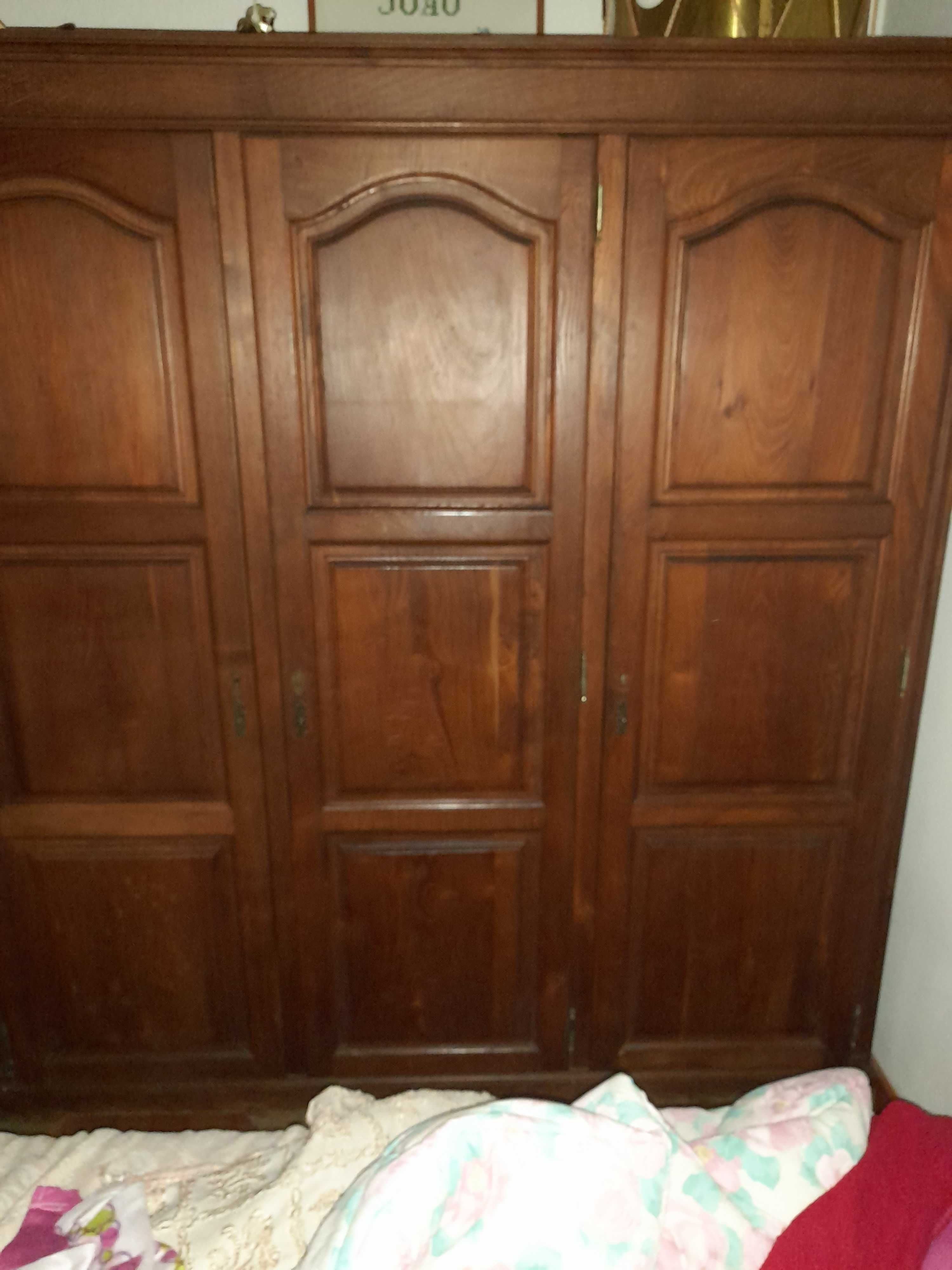 Guarda vestidos em madeira
