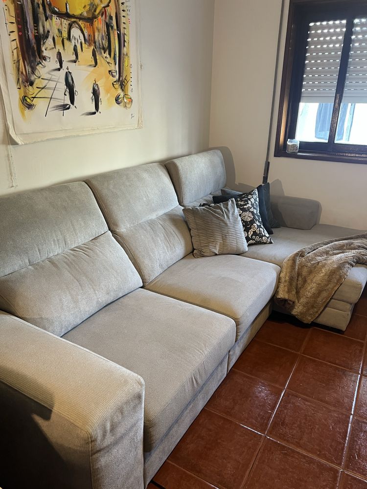 Sofá chaise-longue com pouco uso.