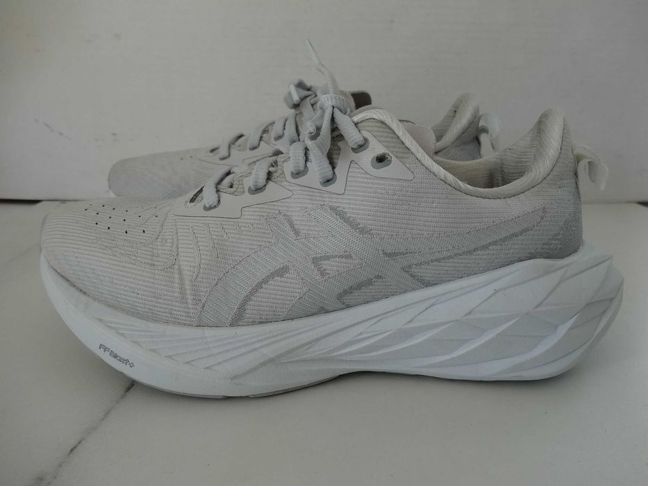 Buty ASICS NOVABLAST 4 roz 39 Bieganie Sportowe UNISEX