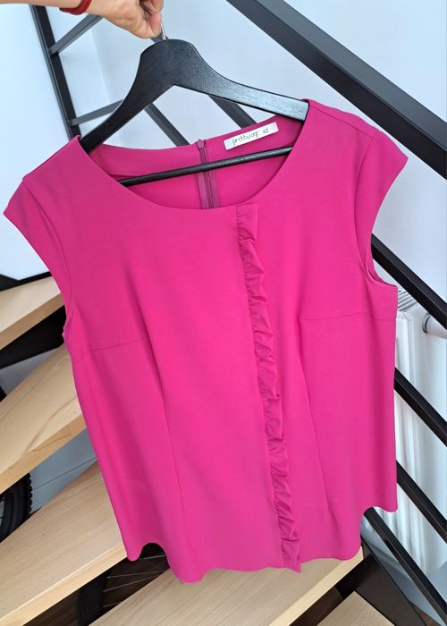 Bluzka z ozdobną falbanką Pretty One 42 XL fuksja