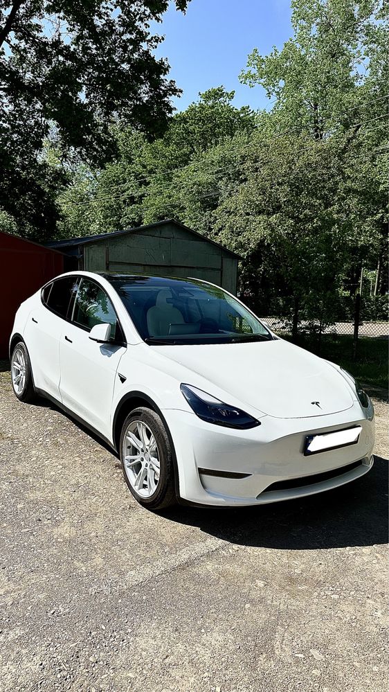 Tesla Model Y - 2023 рік.