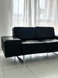 Sofa vintage minimalista em pele preta e prateado