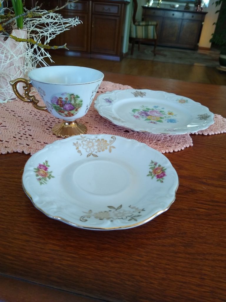 Antyczna filiżanka z motywem figuralnymi porcelana