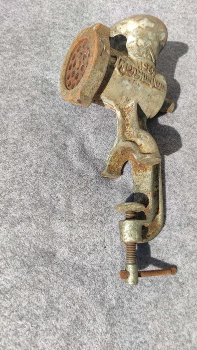 Мясорубка чугунна