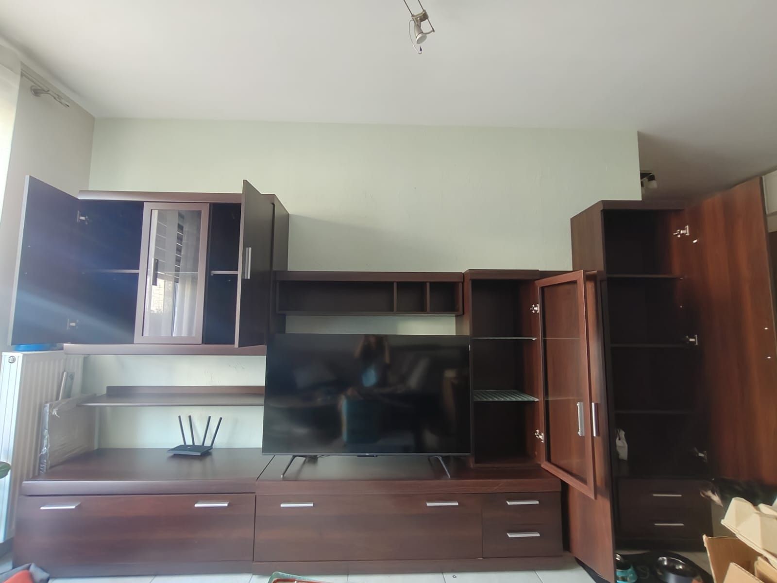 Sprzedam meblościankę ze stołem i krzesłami + telewizor 32"